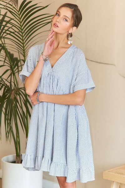 Robe babydoll rayée à col en V et ourlet à volants ADORA