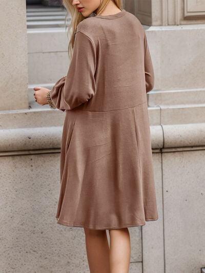 Kleid mit halber Knopfleiste, V-Ausschnitt, langen Ärmeln und Taschen