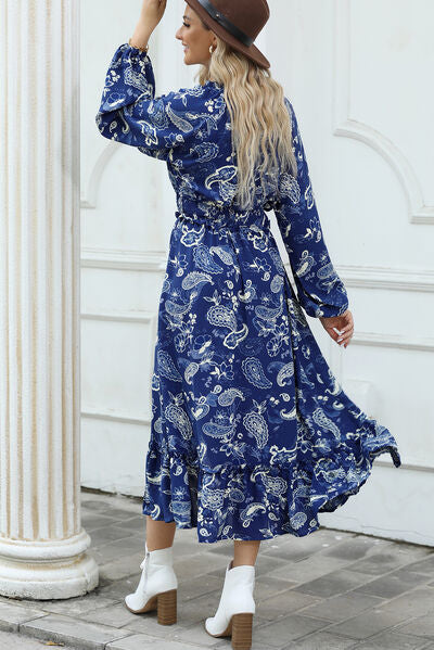 Bedrucktes Kleid mit Bindekragen, Rüschensaum und Schlitz