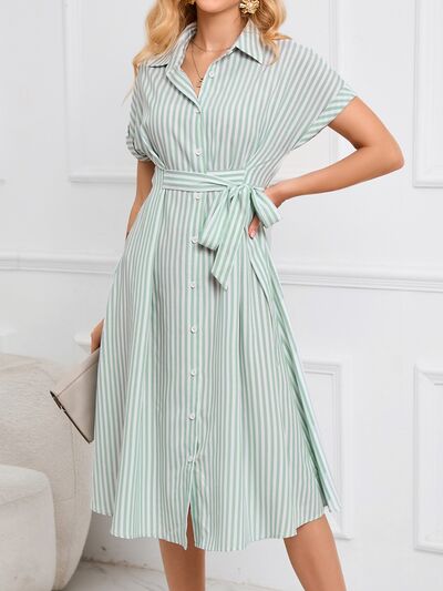 Robe midi rayée à manches courtes et taille nouée