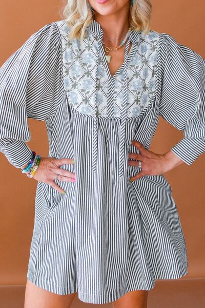 Robe longue à manches longues rayée à imprimé floral avec lien à nouer