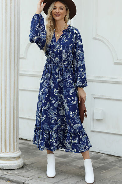 Robe imprimée à volants et fente avec col à nouer