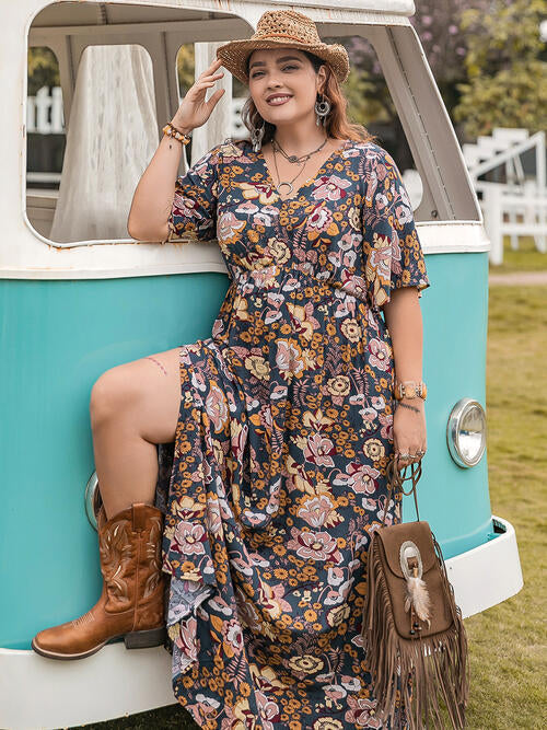 Robe fendue à manches courtes et col en V à motif floral