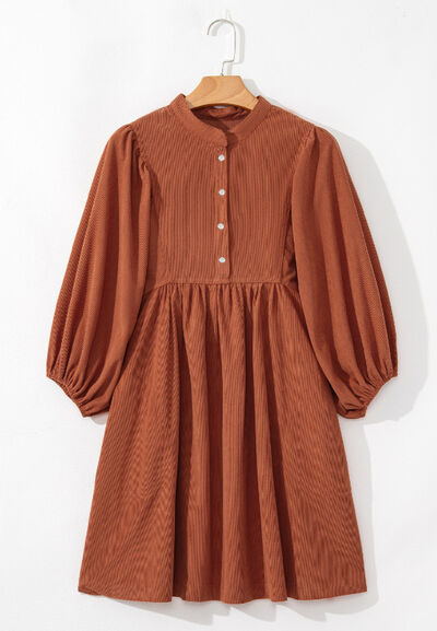 Robe en velours côtelé à manches trois quarts et boutons-pression au quart
