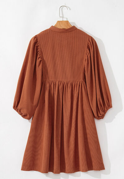 Robe en velours côtelé à manches trois quarts et boutons-pression au quart