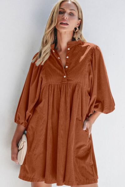 Robe en velours côtelé à manches trois quarts et boutons-pression au quart