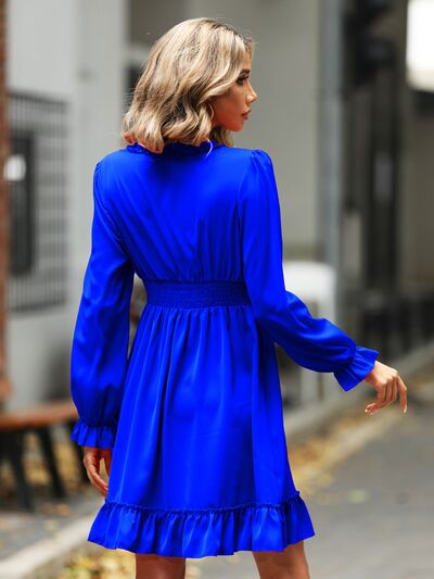 Robe à volants, encolure en V et manches à godet