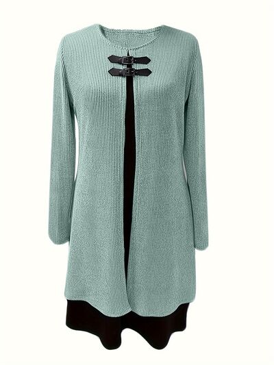 Robe longue à manches contrastées, col rond et nervures