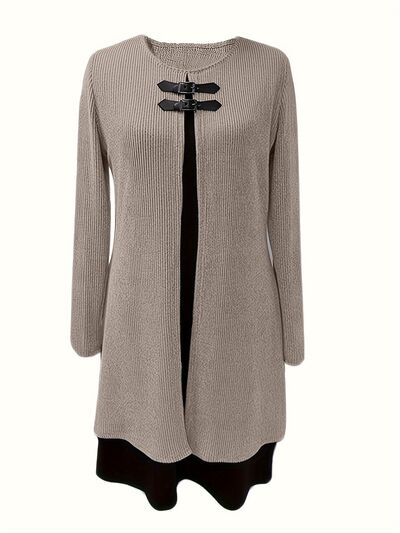 Robe longue à manches contrastées, col rond et nervures