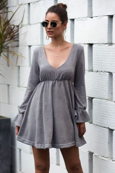 Mini-robe à manches volantées et col en V