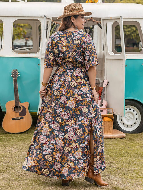 Robe fendue à manches courtes et col en V à motif floral