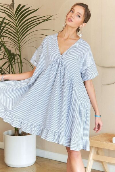Robe babydoll rayée à col en V et ourlet à volants ADORA