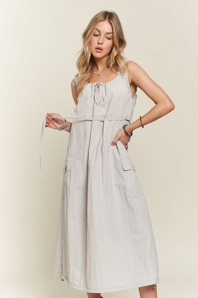 Robe cargo ADORA à fente au dos et cordon de serrage