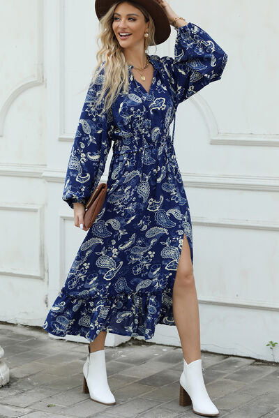Robe imprimée à volants et fente avec col à nouer