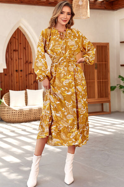 Robe imprimée à volants et fente avec col à nouer