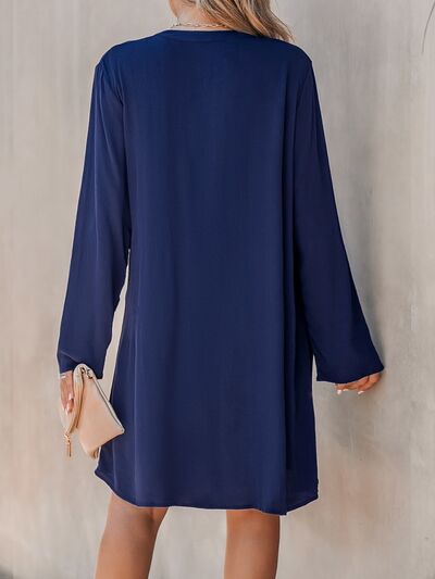 Große Größen Plissiertes Kleid mit halber Knopfleiste und Rundhalsausschnitt