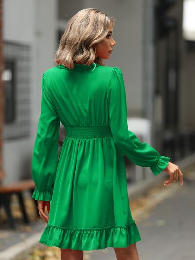 Robe à volants, encolure en V et manches à godet