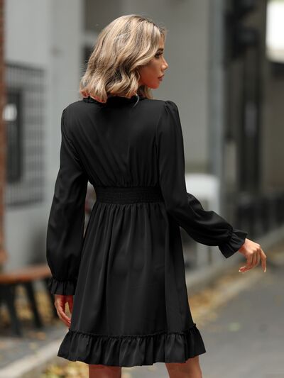 Robe à volants, encolure en V et manches à godet
