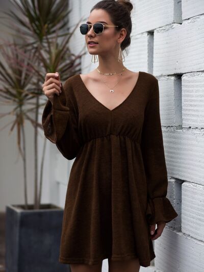 Mini-robe à manches volantées et col en V