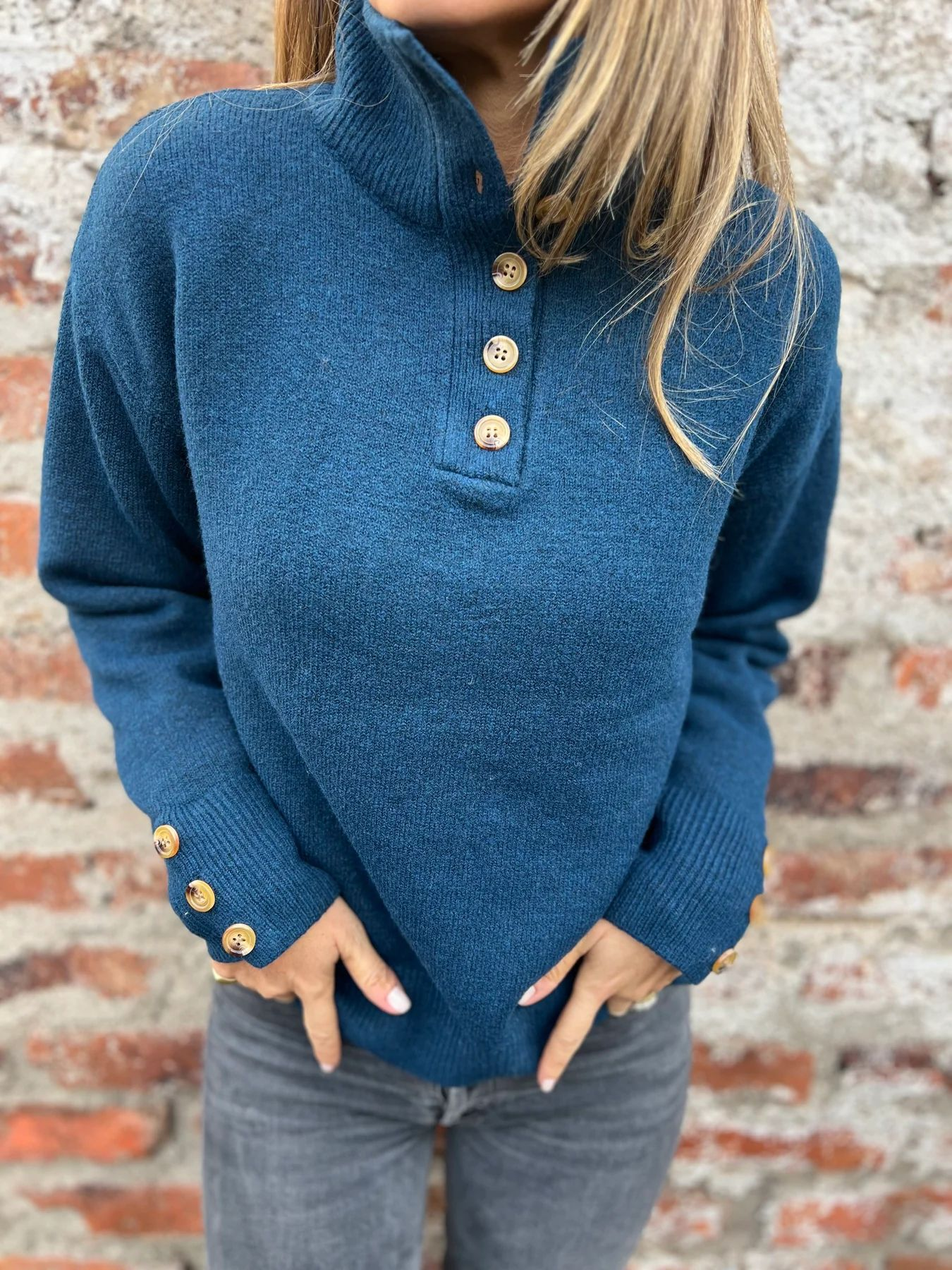 2025 CLEARANCE SALE🔥 Designer-Sweatshirt für Damen mit Stehkragen und speziellen Knöpfen