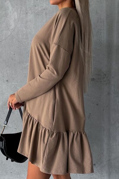 Mini-robe à manches longues, ourlet à volants et encolure crantée