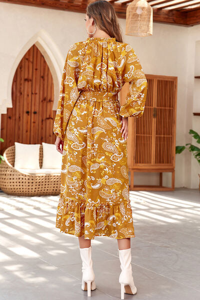 Robe imprimée à volants et fente avec col à nouer
