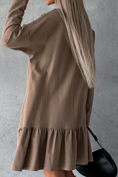 Mini-robe à manches longues, ourlet à volants et encolure crantée