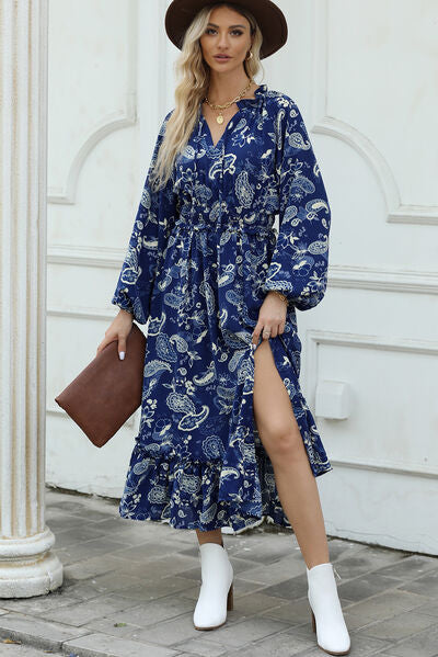 Robe imprimée à volants et fente avec col à nouer