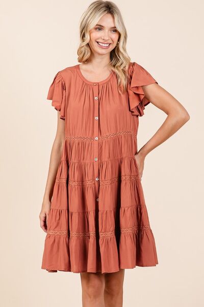 Robe étagée à volants et boutons avec détails en dentelle Mittoshop
