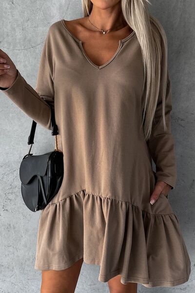 Mini-robe à manches longues, ourlet à volants et encolure crantée