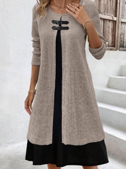 Robe longue à manches contrastées, col rond et nervures