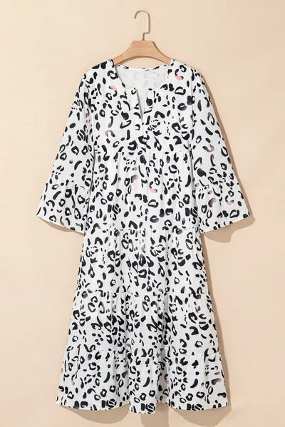 Robe étagée léopard à manches trois-quarts et encolure tunisienne