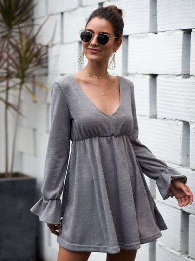 Mini-robe à manches volantées et col en V