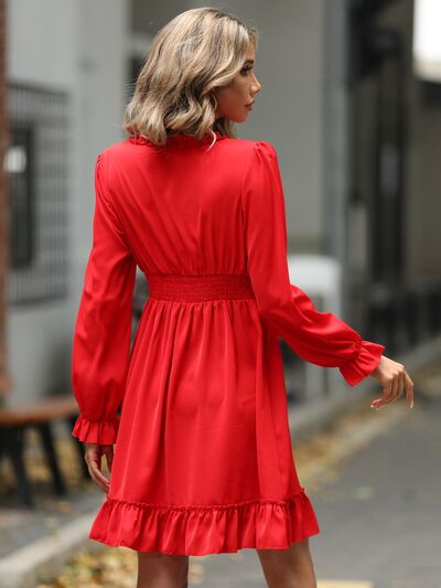 Robe à volants, encolure en V et manches à godet