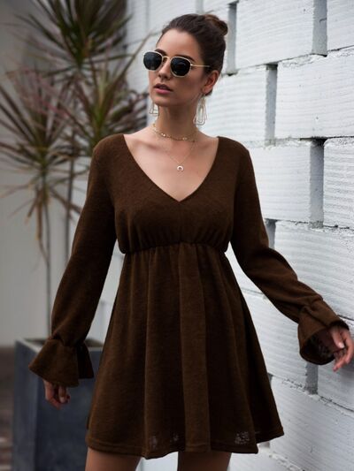 Mini-robe à manches volantées et col en V