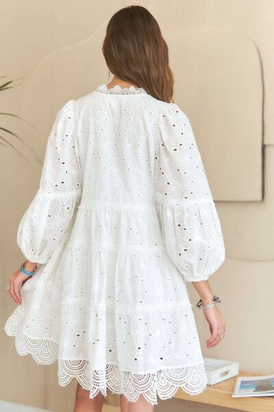 Robe babydoll en dentelle à œillets étagée et col en V ADORA