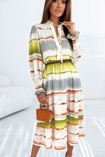 Robe rayée à col boutonné et à manches longues smockées avec ourlet à volants