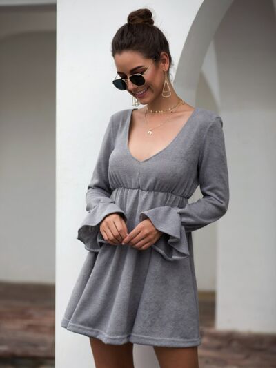 Mini-robe à manches volantées et col en V