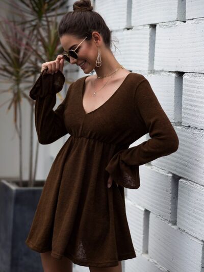 Mini-robe à manches volantées et col en V