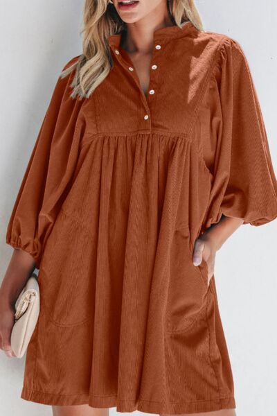 Robe en velours côtelé à manches trois quarts et boutons-pression au quart