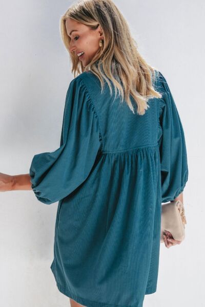 Robe en velours côtelé à manches trois quarts et boutons-pression au quart