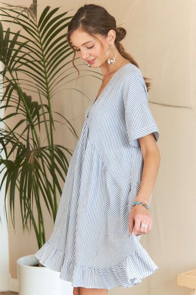 Robe babydoll rayée à col en V et ourlet à volants ADORA