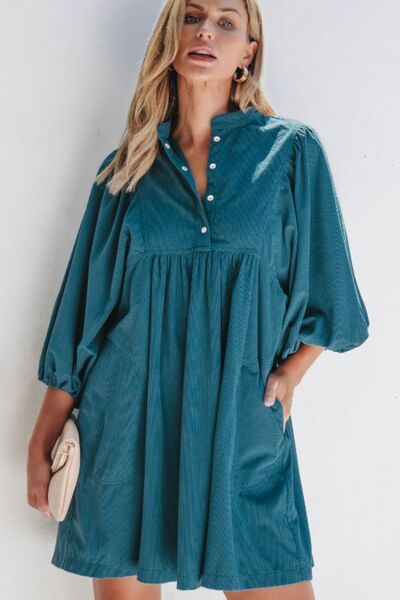 Robe en velours côtelé à manches trois quarts et boutons-pression au quart
