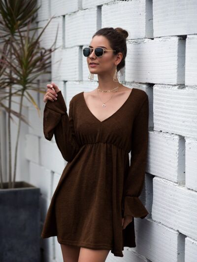Mini-robe à manches volantées et col en V