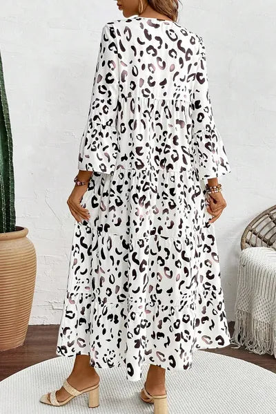 Robe étagée léopard à manches trois-quarts et encolure tunisienne