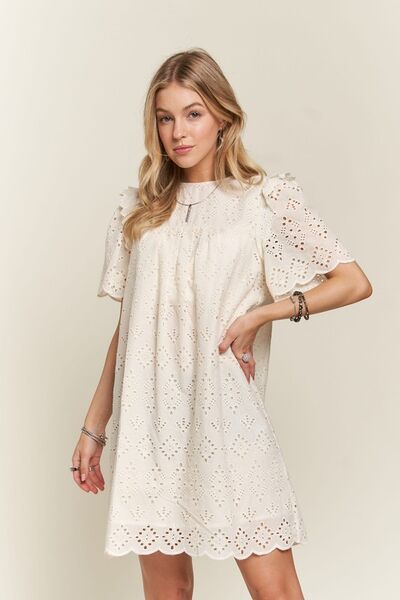Robe ADORA à encolure ronde, à œillets et à volants