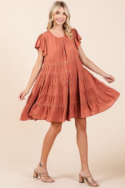 Robe étagée à volants et boutons avec détails en dentelle Mittoshop