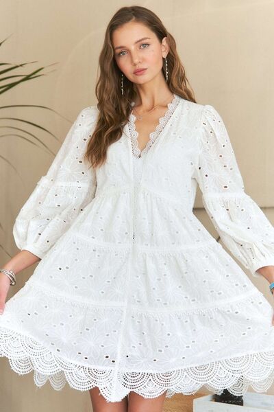 Robe babydoll en dentelle à œillets étagée et col en V ADORA