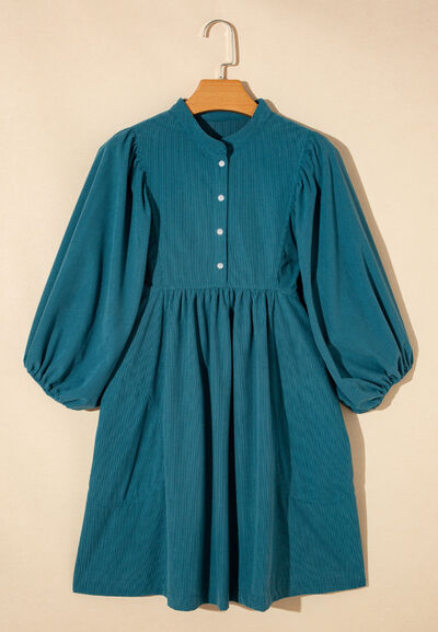 Robe en velours côtelé à manches trois quarts et boutons-pression au quart