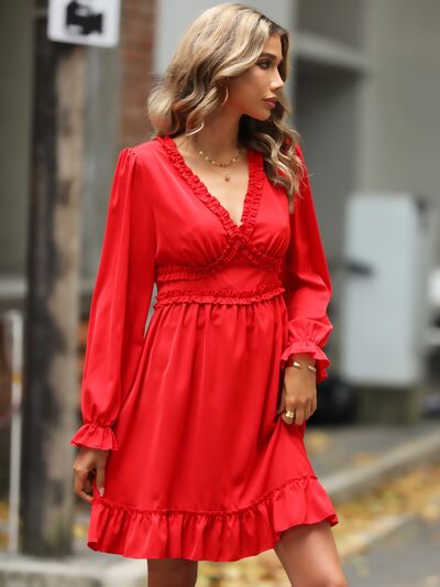 Robe à volants, encolure en V et manches à godet